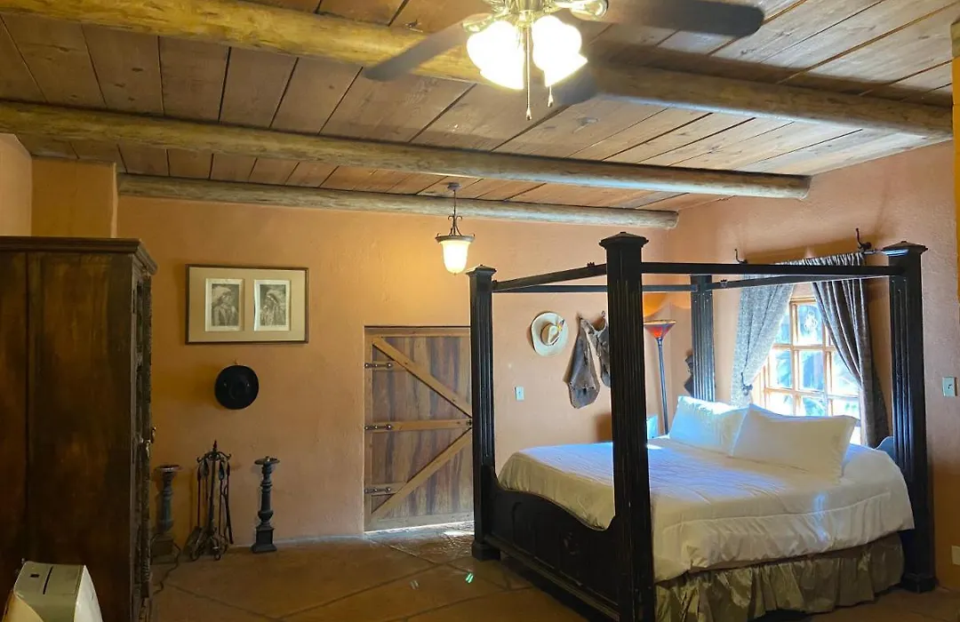 The Trois Estate At Enchanted Rock-1