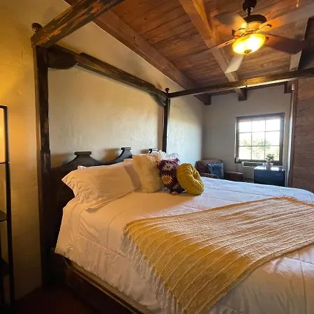 The Trois Estate At Enchanted Rock-2